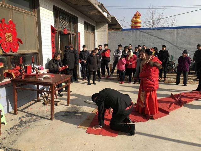 农村结婚也是体力活新郎拜天地5分钟磕头38次
