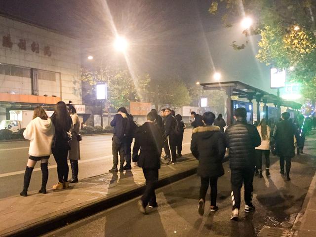 跨年夜杭州街头拉拉扯扯原因竟让人想不到