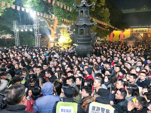 实拍杭州跨年夜敲钟现场,分分钟被挤爆