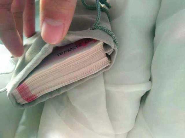 垃圾桶内捡到一袋钱,到家打开一看,又扔回垃圾桶内