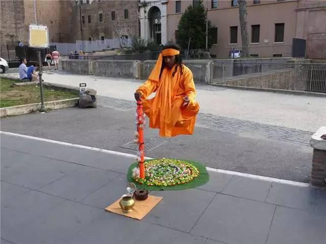 镜头下:印度街头骗人的人体悬浮术,看完之后你也可以表演!