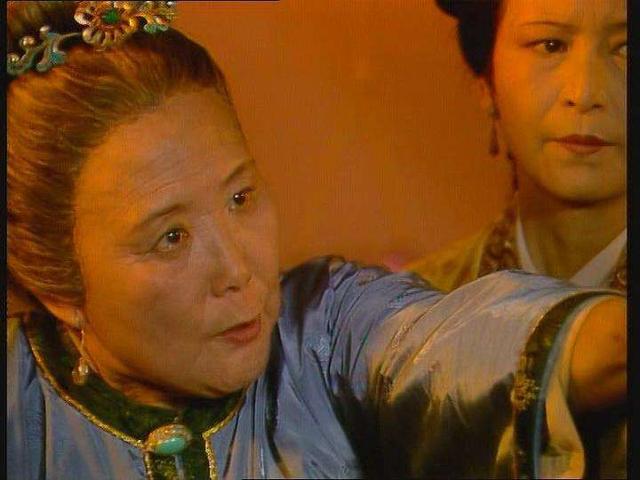 赵姨娘的大手笔不是当众辱骂探春,也不是大闹怡红院,而是害他