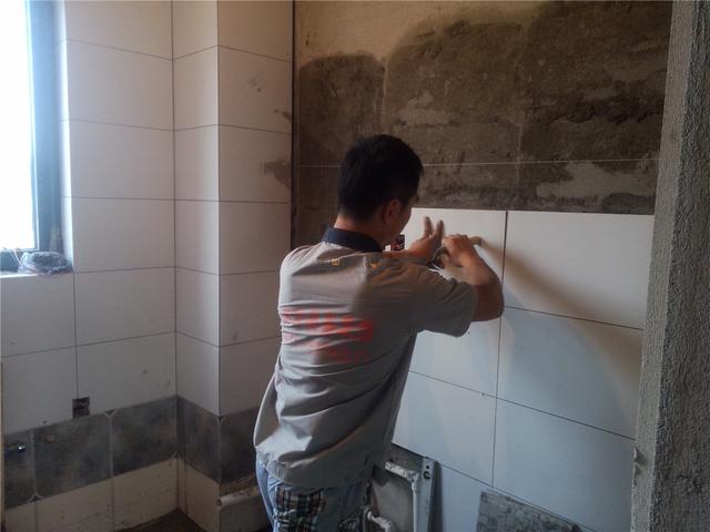 装修工人如果在铺地砖加了这道工序,验收都不用了,直接给钱吧