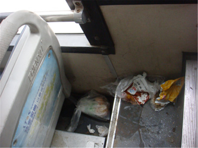 宝宝公交车上便便,妈妈一句话惹恼全车人,司机怒了