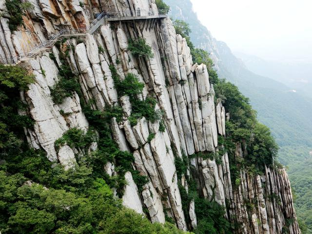 少林寺 嵩山更是一绝,是五岳之一.