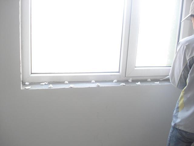 窗台石用胶粘好还是用水泥一犹豫没听工人的这下尴尬了