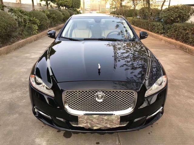 外观方面,2014款捷豹xjl与此前的老款几乎没有差别,俊朗的外表配合