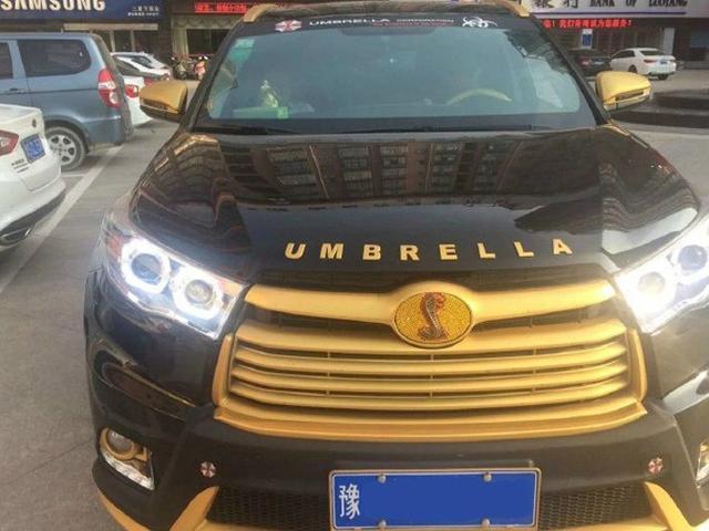 车身侧面的迎宾踏板也进行了金色的处理,大灯部分则没有白色汉兰达的