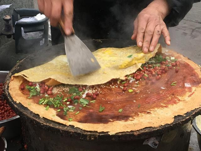 70岁大爷医院门口卖煎饼果子,料多量足,医生和病人半价