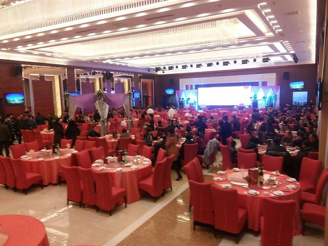 农村女孩28岁未婚先孕,自己家出钱摆了结婚酒席,产房里心碎一地