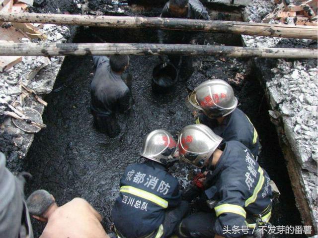 也有人因为在上厕所的时候玩手机,不小心手机掉入粪坑,急忙去打捞手机