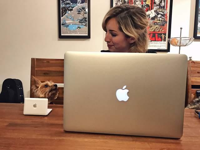 而有位推主meghan camarena每天都要用电脑工作的关系,有时候没办法