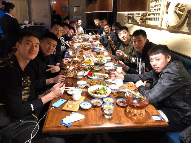 吃顿烧烤就该批评? 广东队客场聚餐引争议! 朱芳雨晒发票证清白!