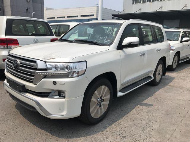 中东版丰田陆地巡洋舰5700配备蠕行模式底盘升降