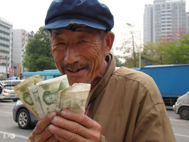 乞丐要饭却遭无德保安抢钱,小情侣路见不平拔刀相助