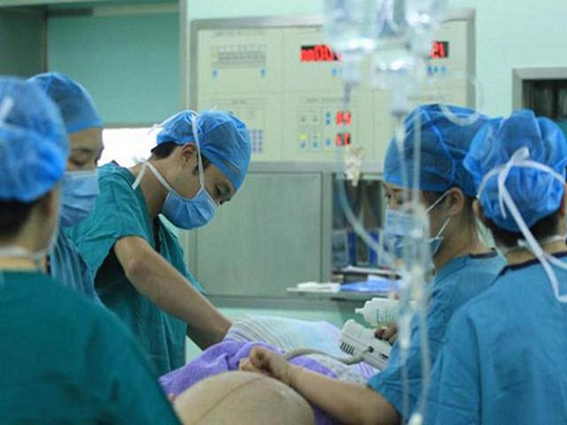 孕妇剖腹生下双胞胎后腹痛多年,医生剖开肚子后,老公抱着她大哭