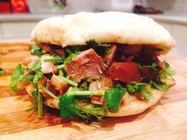 肉夹馍,从卖了20年肉夹馍的李阿姨学来的,每次吃3个都不解馋