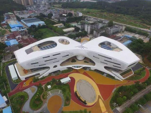 增城少年宫于2013年7月开始动工,选址挂绿新城核心中轴线,毗邻区行政