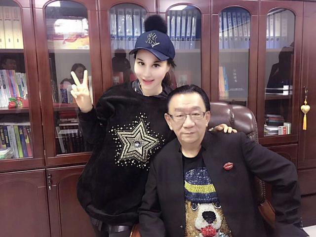 而这段在播出的时候也被掐掉,此前侯耀华安娜金女徒弟在网上疯狂炫富