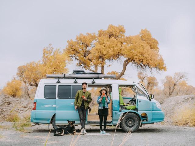 小情侣辞职改面包车变房车已环中国旅行45万公里
