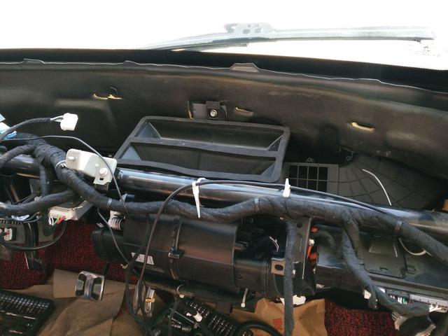 行驶不到五千公里就把仪表台全拆了,真是心疼!