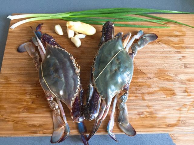 媳妇中午做的两道菜,蟹生,炸水潺,尤其水潺好些人都没吃过