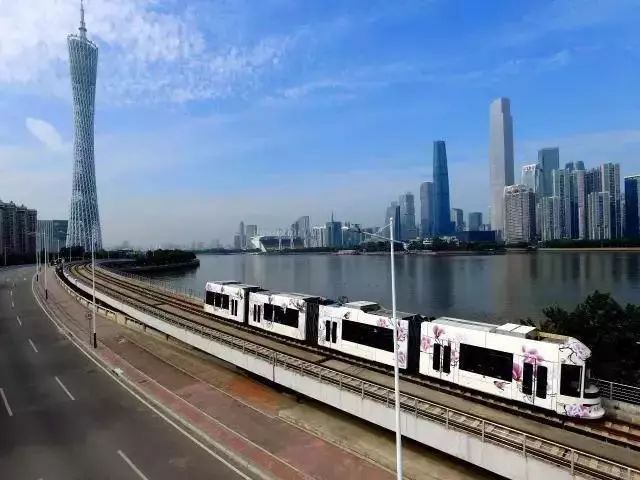 最早8:04,最晚21:41广州塔和万胜围站分别接驳地铁三号线,apm线和地铁