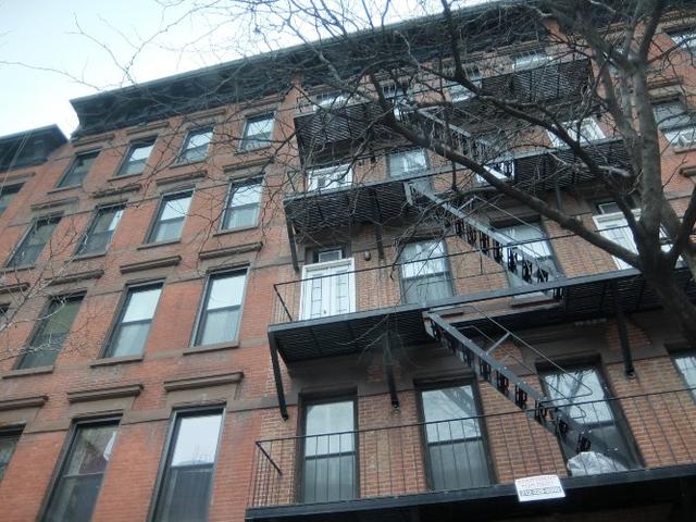 头一次见日本阳台上装的急救梯,一问朋友才知道,既实用还安全