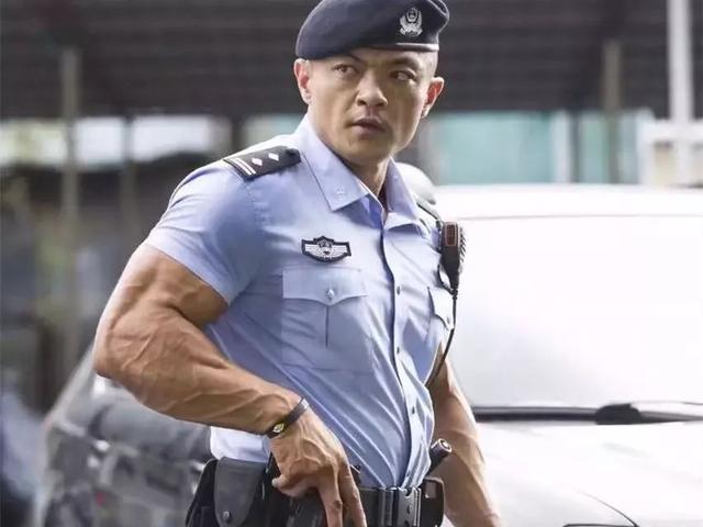 拥有着硕大的胸肌,健壮的臂膀,棱角分明的六块腹肌……你以为只有老外