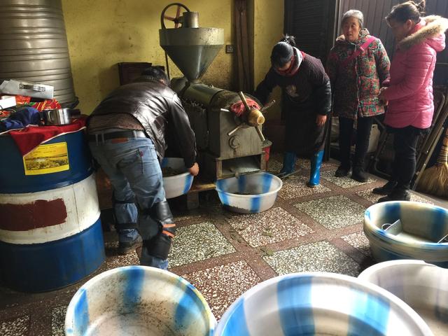 农村街上榨油坊生意火爆农民喜欢榨油还能省钱