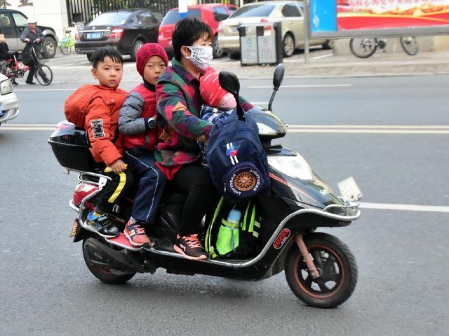 从秋天到冬天家长送两个孩子上学受尽苦难