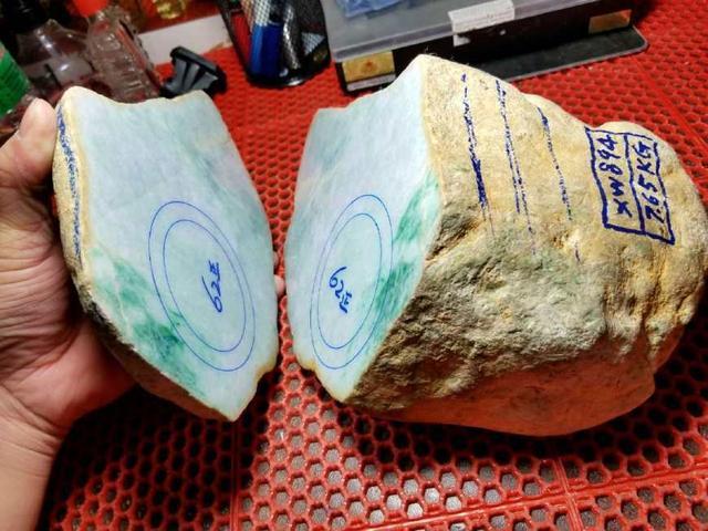 小伙花光积蓄走进赌石圈,买下一块木那翡翠原石,竟只为娶媳妇!