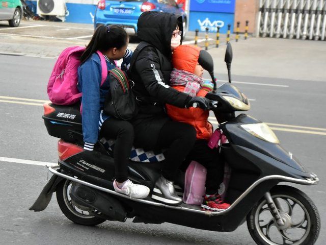 从秋天到冬天家长送两个孩子上学受尽苦难