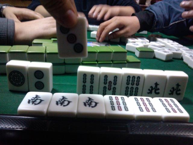 过年打麻将老是输?麻将大师教你几招,包你赢钱赢到乐呵呵!