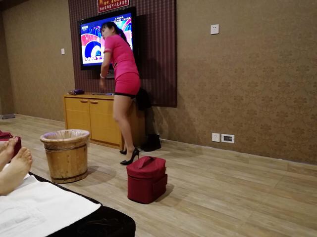 美丽冻人!零下2度,洗脚妹穿短衣裙上班,10多小时月收入上万