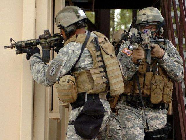 美国陆军特种部队"绿色贝雷帽" 他们都用什么刀呢?