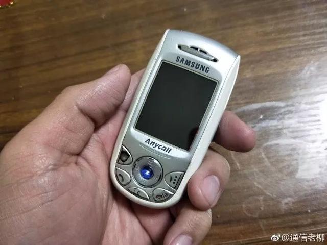 三星这款滑盖手机15年前3000多块钱 见过的都奔四了吧?