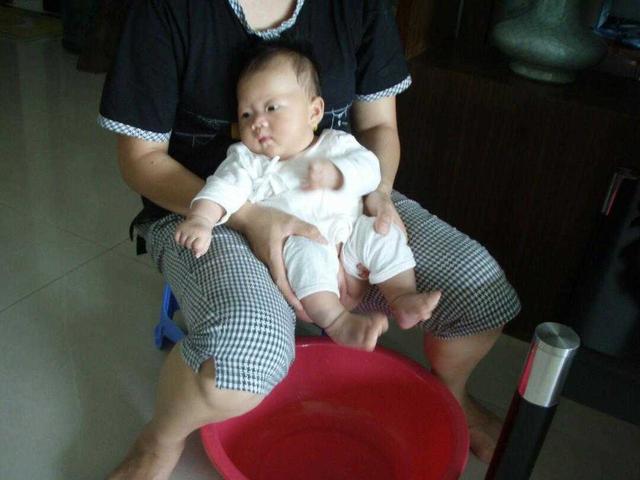 小张让老公私底下和婆婆说说,不让她给孩子把尿,婆婆表面上答应,在