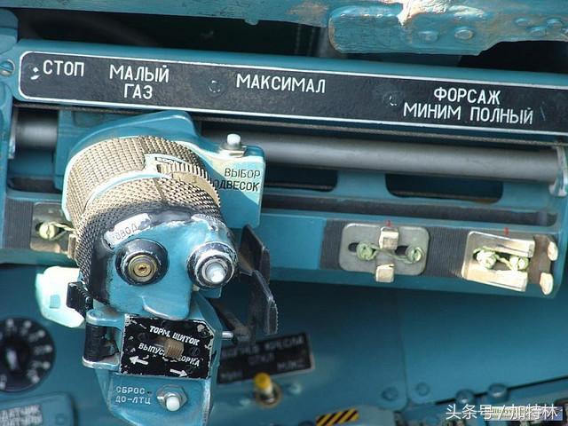 苏-27油门杆,部分与火控相关的按钮在这一装置上