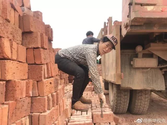 云南农民工工资发不出来 老板给他们发了29万块砖