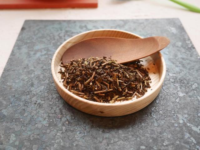 和焙茶微苦的香气绝配的点缀,最后点缀上鲜奶油,再