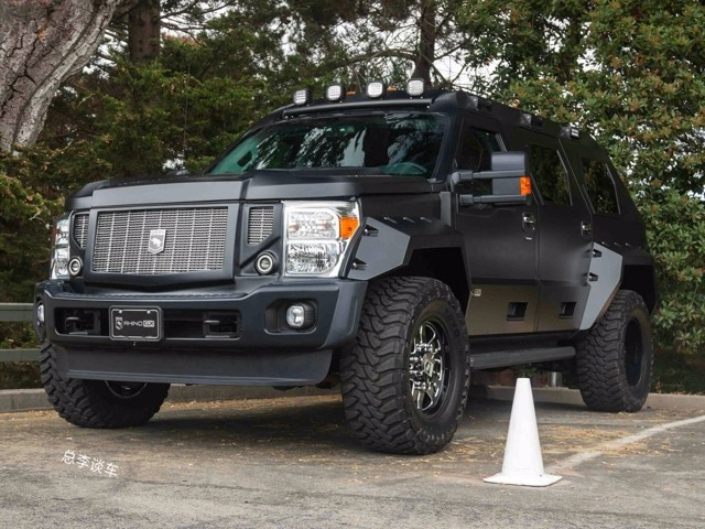 比两辆q7重,比添越贵,看外形这是乔治巴顿,为什么车标是犀牛