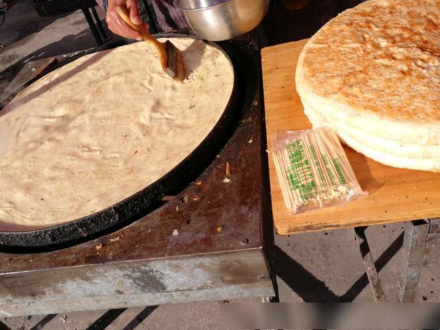 东北夫妻摊大饼,吃过一次就上当