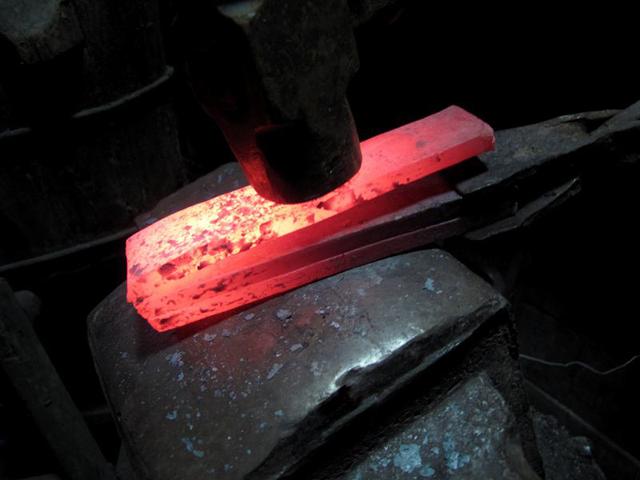 中国古代一牛人,用马尿淬火,制出1把神刀,一下斩断30层铁甲