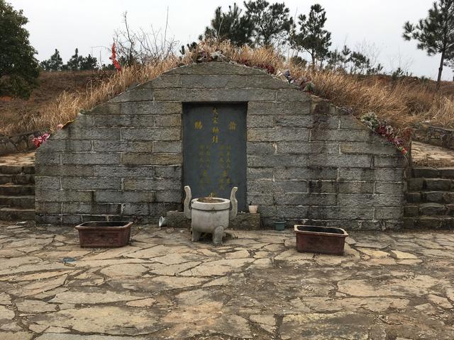 现在已是黄梅县文物保护遗址岳霆,岳震 墓地.