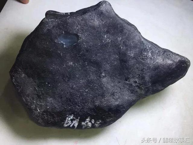 直播间人气瞬间爆满34公斤的莫湾基黑辣皮翡翠原石一刀切出