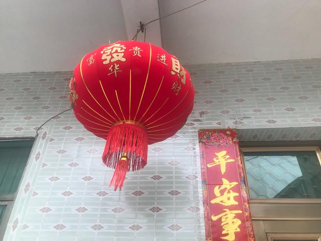第三:农村挂灯笼和粘对联.