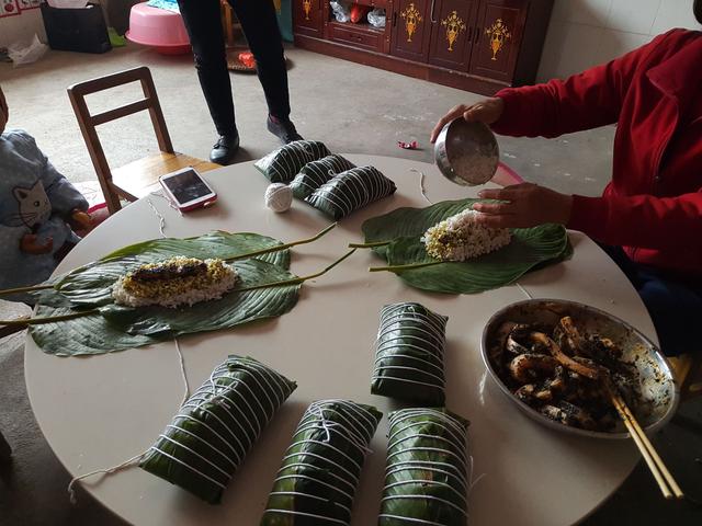 广西南宁刘圩镇村落粽子是这样包的,你会吗?