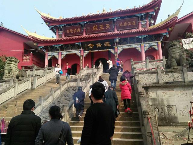 实拍丨四川一寺庙,一把香12元,点一盏灯200元,祈福者众多!