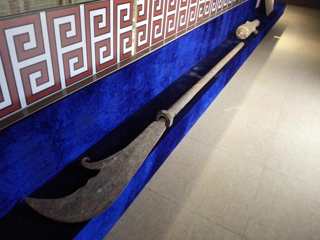 南宁蒲津书院见到的巨型古大刀, 是我见到最大的一次!